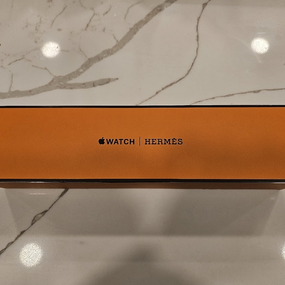 Hermes Apple iWatch with 2 Bandsqq - Picture 5 of 5